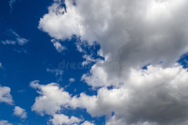 Céu azul de primavera com nuvens antes da chuva como fundo 1 fotos de stock