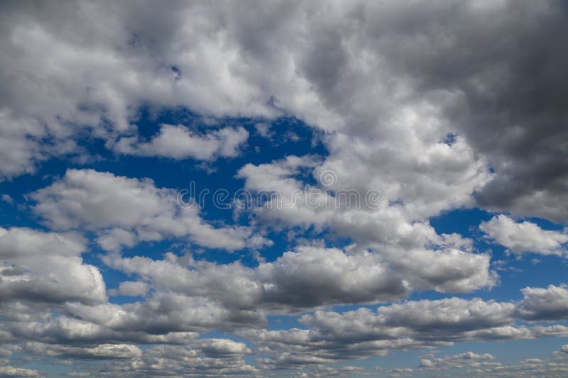 Céu azul de primavera com nuvens antes da chuva como fundo 13 imagem de stock royalty free