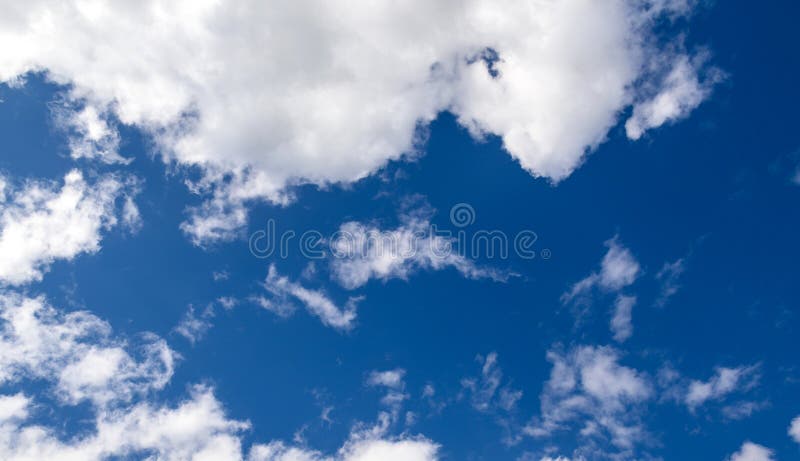 Céu azul de primavera com nuvens antes da chuva como fundo 12 fotos de stock royalty free