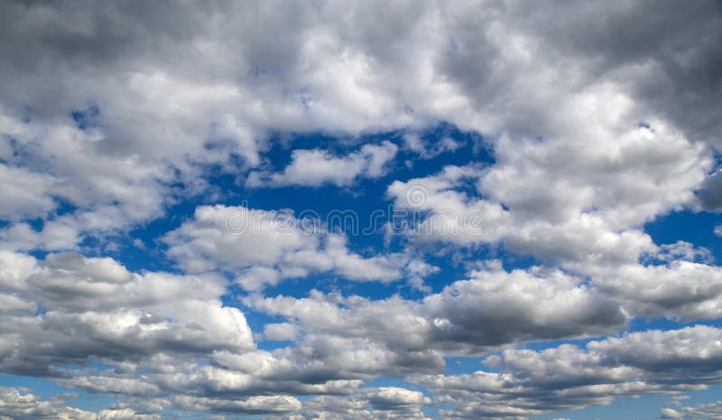 Céu azul de primavera com nuvens antes da chuva como fundo 11 imagens de stock