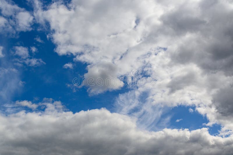 Céu azul de primavera com nuvens antes de se esquivarem como fundo imagens de stock