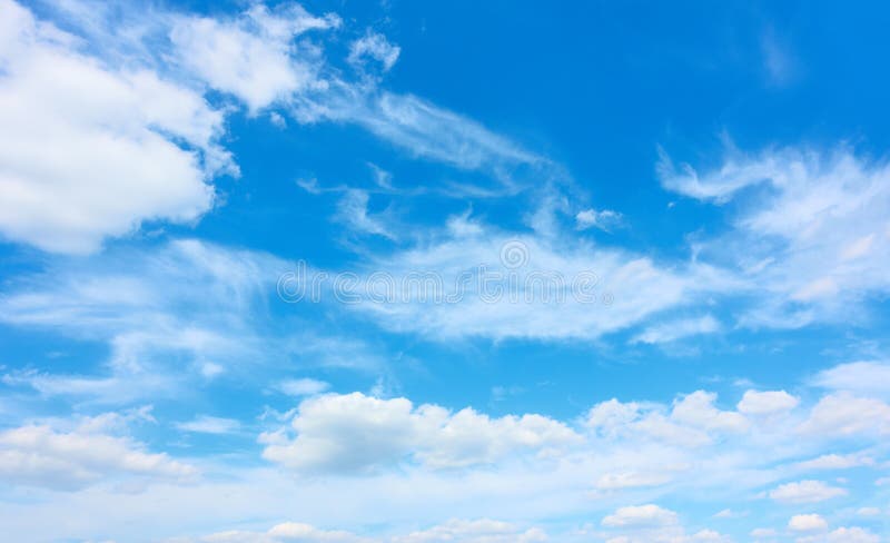 Céu azul de verão com nuvens brancas imagem de stock royalty free