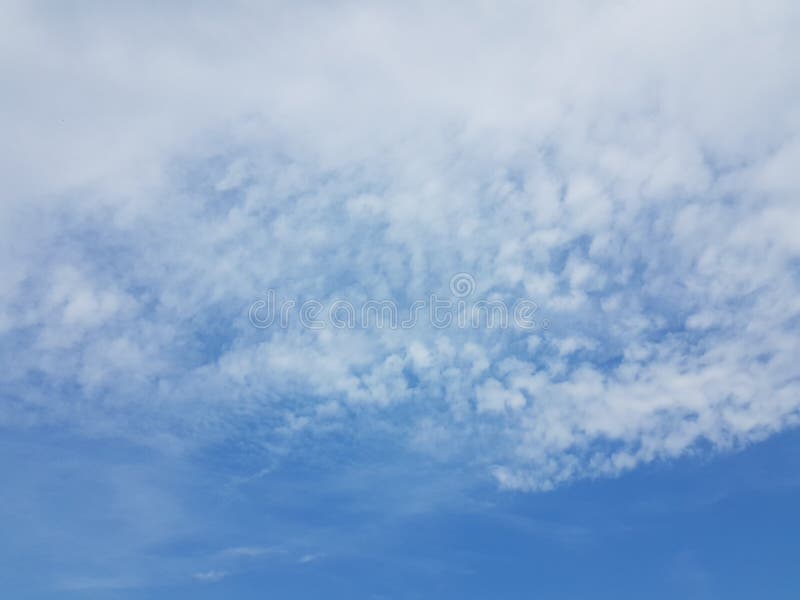 Céu azul do cloudscape do verão com fundo vazio vazio natural da atmosfera nebulosa das nuvens fotos de stock royalty free Céu azul do cloudscape do verão com fundo vazio vazio natural da atmosfera nebulosa das nuvens fotos de stock royalty free