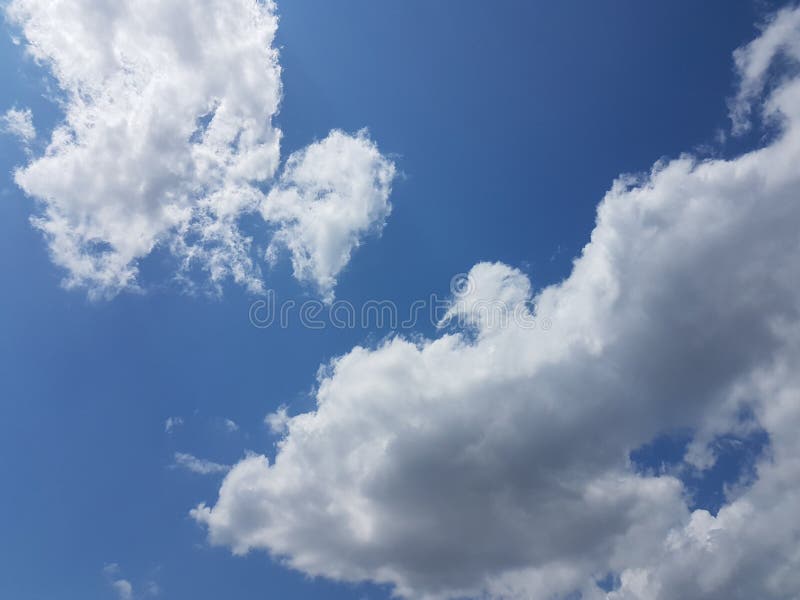Céu azul do cloudscape do verão com fundo vazio vazio natural da atmosfera nebulosa das nuvens fotografia de stock Céu azul do cloudscape do verão com fundo vazio vazio natural da atmosfera nebulosa das nuvens fotografia de stock