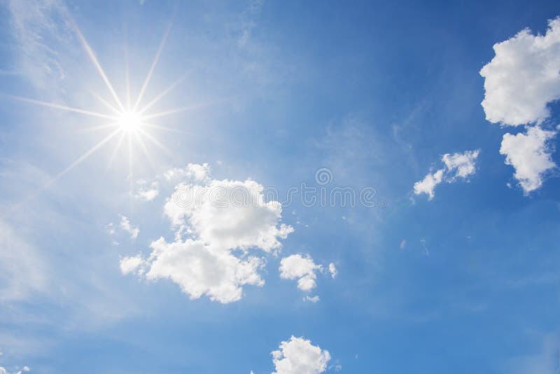Céu azul e nuvem com fundo brilhante do alargamento da estrela do sol fotografia de stock Céu azul e nuvem com fundo brilhante do alargamento da estrela do sol fotografia de stock