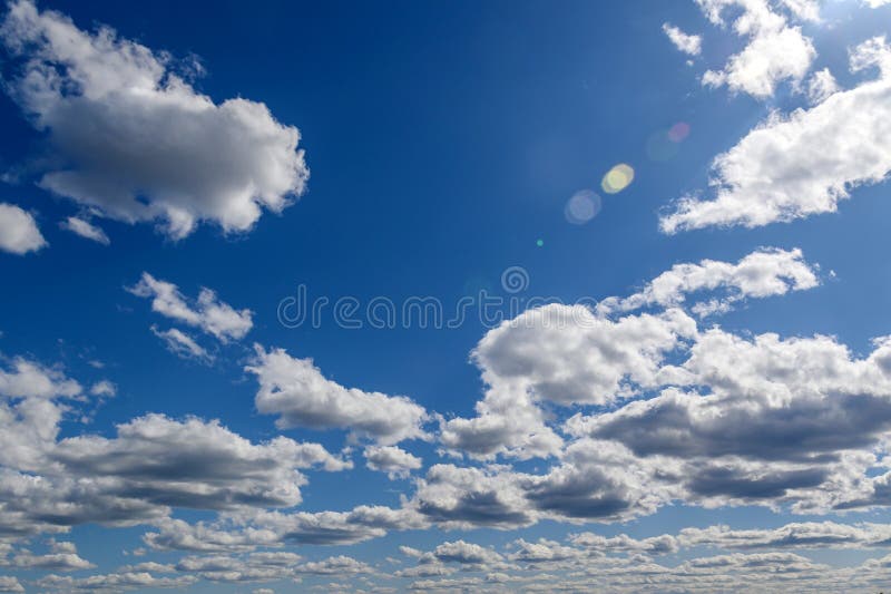 Céu azul e nuvens num dia ensolarado da primavera 6 foto de stock