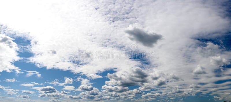 Céu azul e nuvens num dia ensolarado da primavera na europa 20 imagem de stock