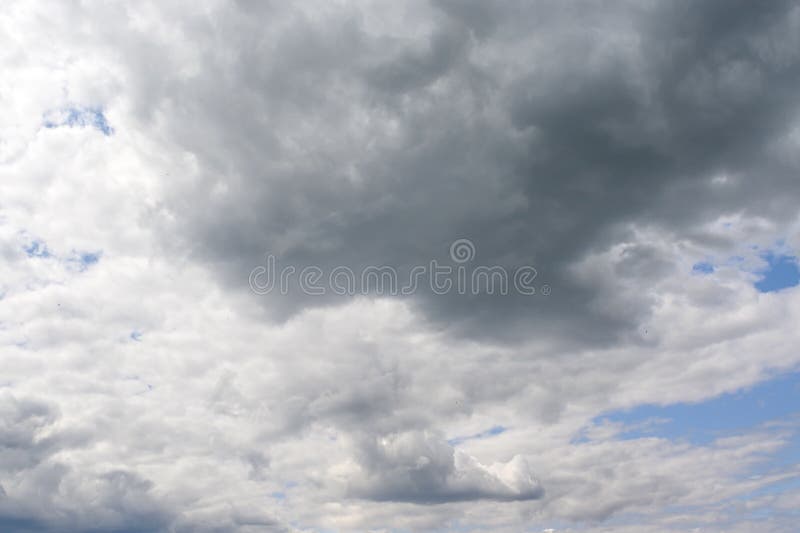 Céu azul e nuvens num dia ensolarado da primavera na europa 19 fotos de stock