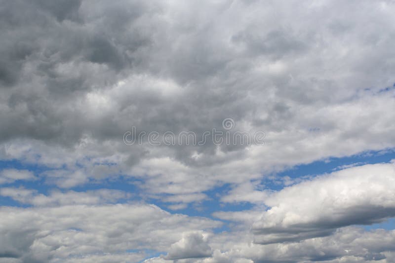 Céu azul e nuvens num dia ensolarado da primavera na europa 18 foto de stock royalty free