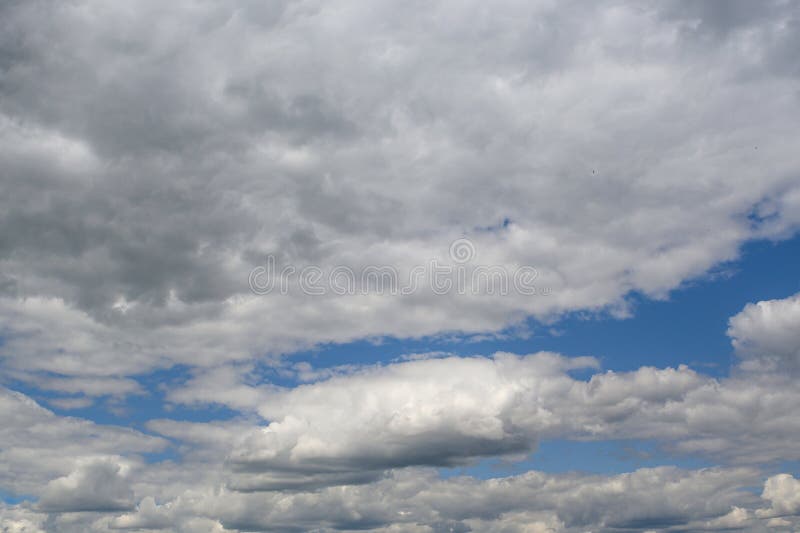 Céu azul e nuvens num dia ensolarado da primavera na europa 17 fotos de stock