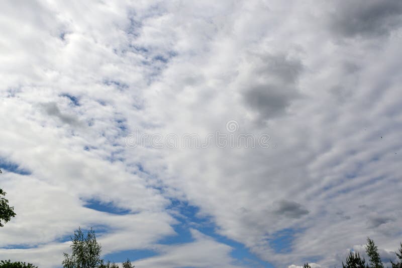 Céu azul e nuvens num dia ensolarado da primavera na europa 16 foto de stock royalty free