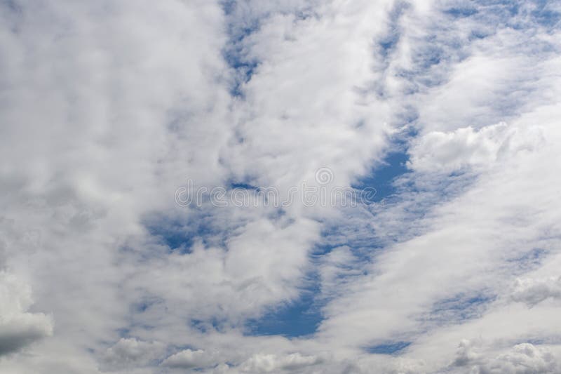 Céu azul e nuvens num dia ensolarado da primavera na europa 15 fotos de stock royalty free