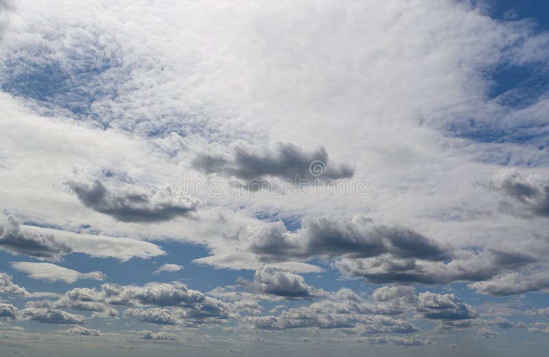 Céu azul e nuvens num dia ensolarado da primavera na europa 14 imagem de stock