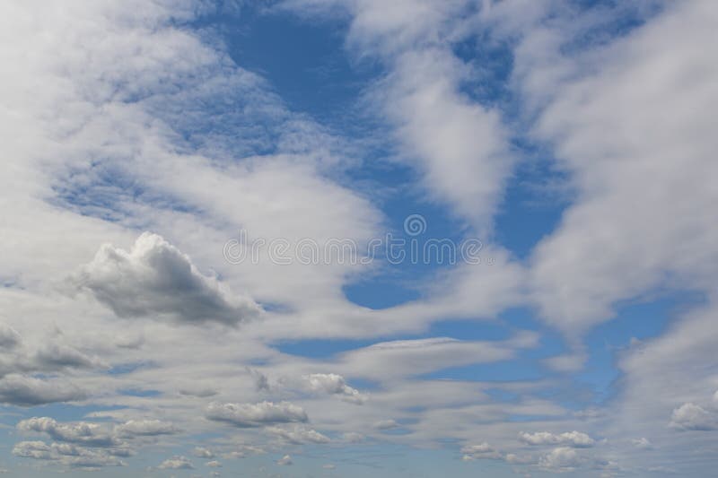 Céu azul e nuvens num dia ensolarado da primavera na europa 12 imagens de stock