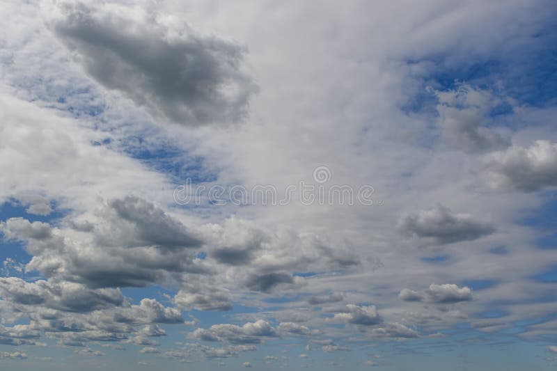Céu azul e nuvens num dia ensolarado da primavera na europa 11 foto de stock royalty free
