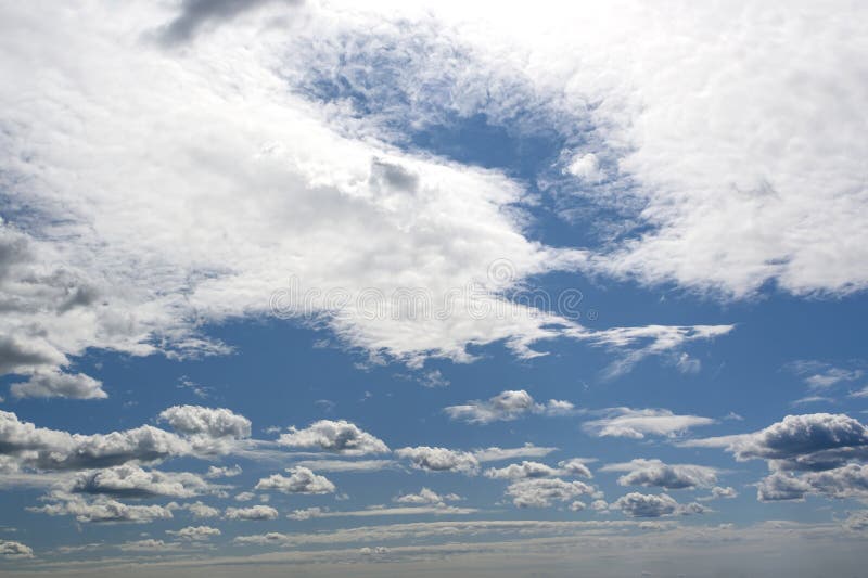 Céu azul e nuvens num dia ensolarado da primavera na europa 9 imagens de stock royalty free