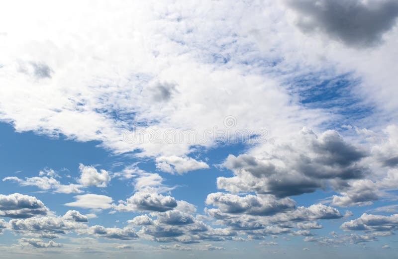 Céu azul e nuvens num dia ensolarado da primavera na europa 7 fotografia de stock royalty free