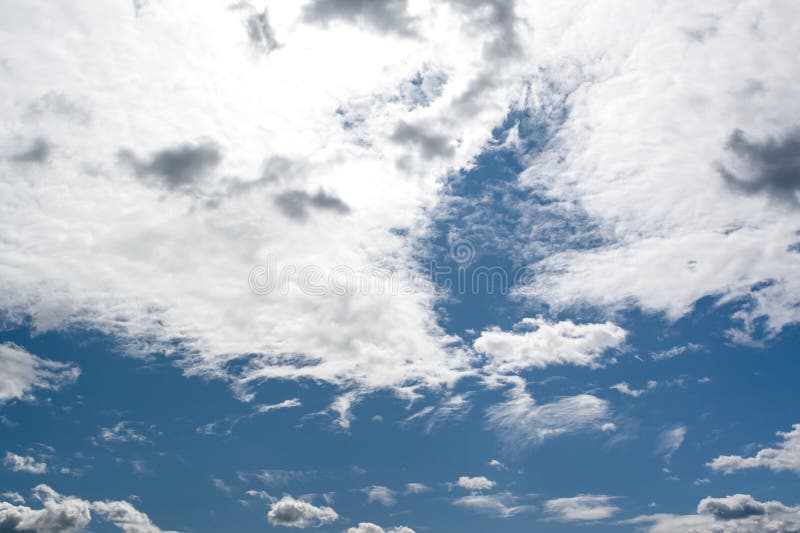 Céu azul e nuvens num dia ensolarado da primavera na europa 6 fotos de stock royalty free