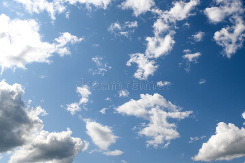 Céu azul e nuvens num dia ensolarado da primavera na europa 5 foto de stock royalty free