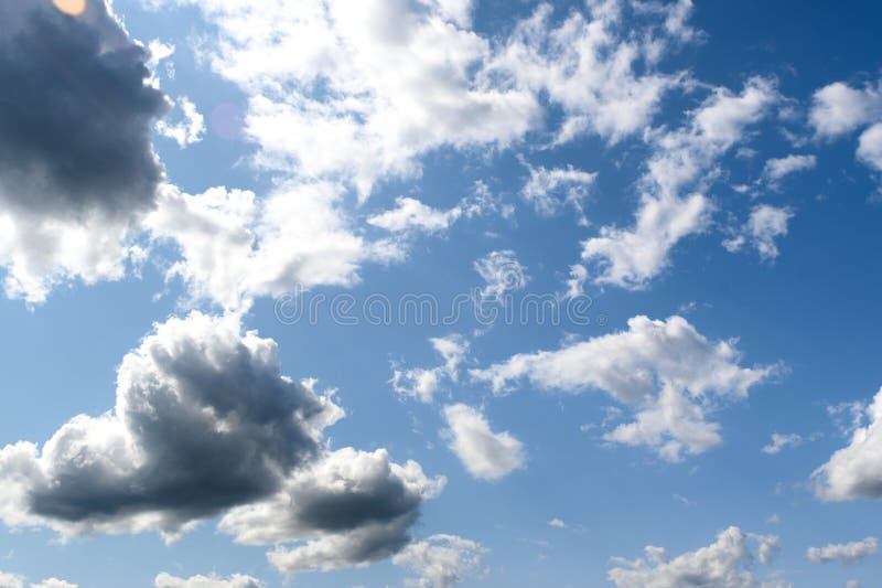 Céu azul e nuvens num dia ensolarado da primavera na europa 4 foto de stock