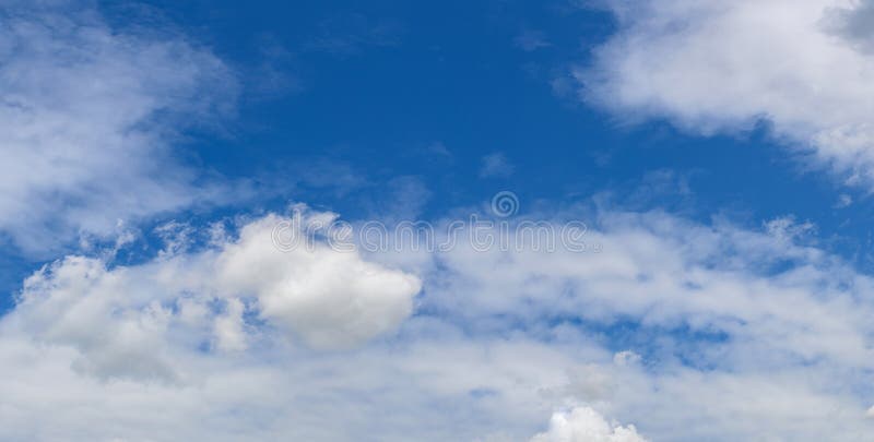Céu azul e nuvens num dia ensolarado da primavera na europa 3 foto de stock