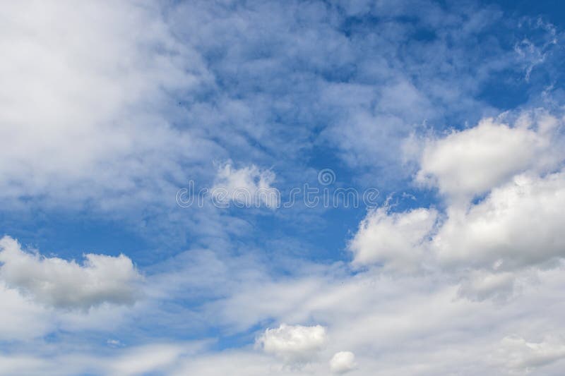 Céu azul e nuvens num dia ensolarado da primavera na europa 2 imagem de stock