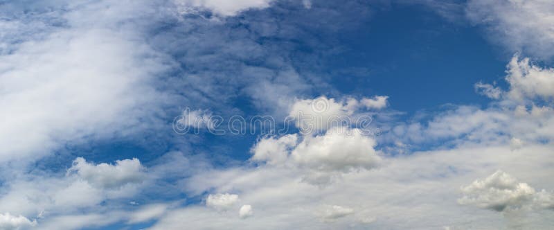 Céu azul e nuvens num dia ensolarado da primavera na europa 1 imagens de stock royalty free