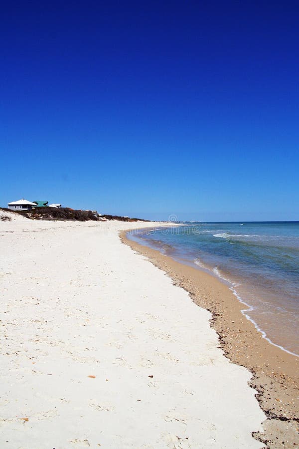Céu azul e praia deserta imagem de stock royalty free