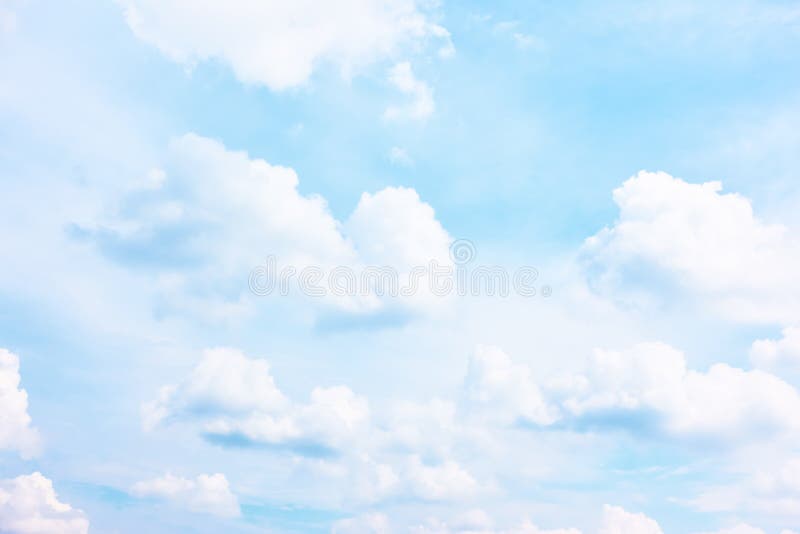 Céu azul pastel brilhante com nuvens brancas imagem de stock
