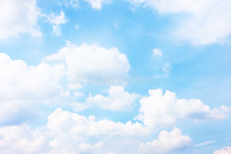 Céu azul pastel com nuvens brancas fofas foto de stock royalty free