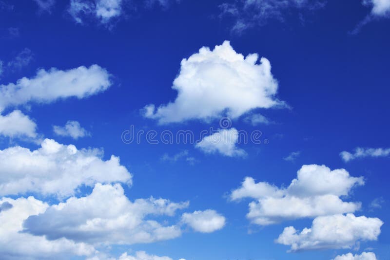 Céu azul profundo e nuvens pequenas dos lotes