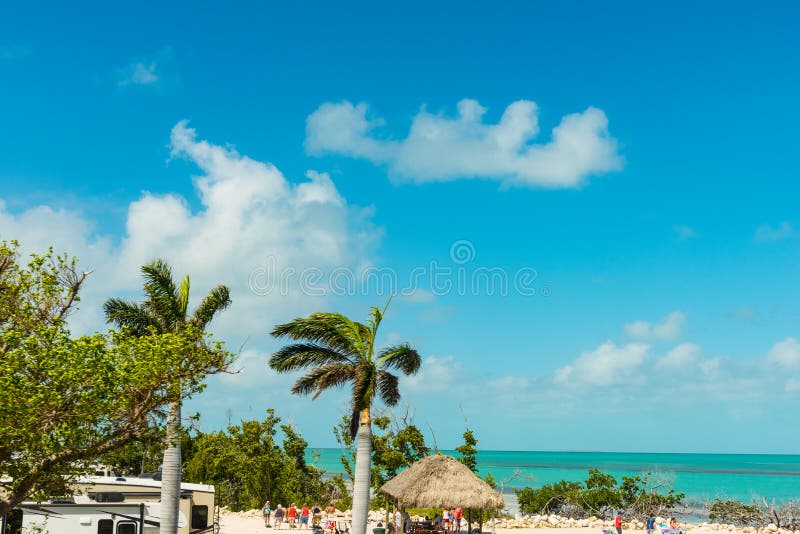 Céu azul sobre uma praia pequena em chaves de Florida foto de stock Céu azul sobre uma praia pequena em chaves de Florida foto de stock