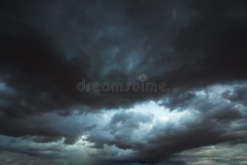 Nuvens tempestuosas, céu cinzento com sombras dramáticas imagens de stock