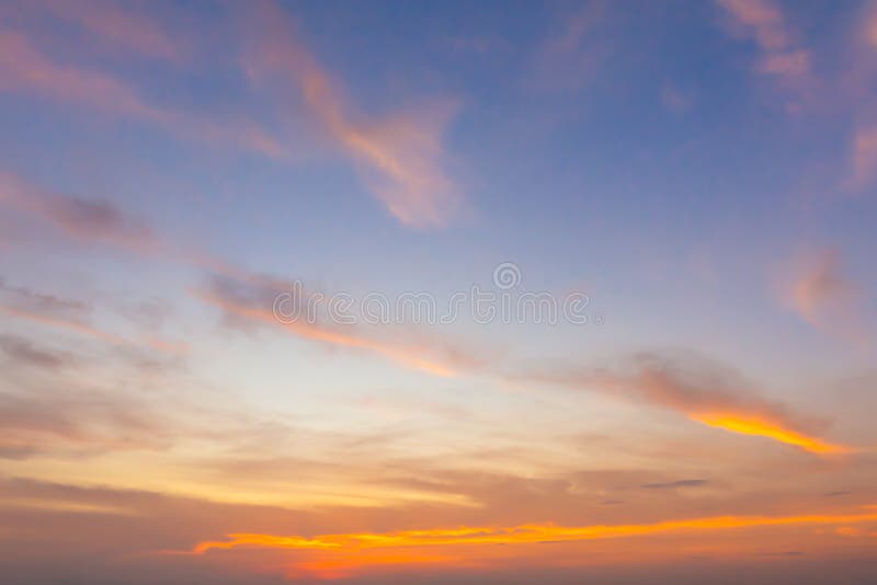 Céu crepuscular colorido no amanhecer antes do nascer do sol com d imagem de stock royalty free Céu crepuscular colorido no amanhecer antes do nascer do sol com d imagem de stock royalty free