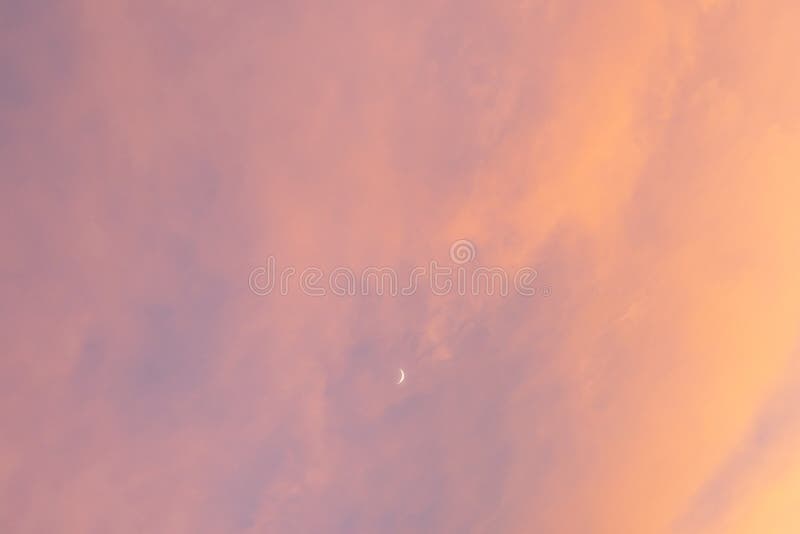 Céu do por do sol da cor com o crescente de nivelamento fotos de stock Céu do por do sol da cor com o crescente de nivelamento fotos de stock