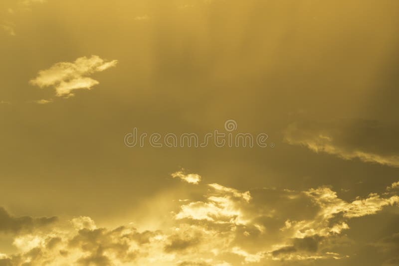 Céu dourado deslumbrante ao pôr do sol fotos de stock royalty free