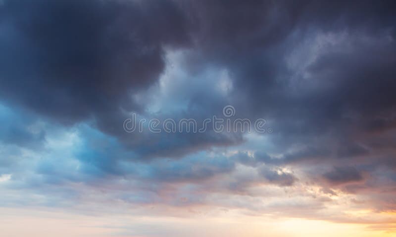 Céu colorido e dramático com nuvens escuras pela manhã imagem de stock royalty free
