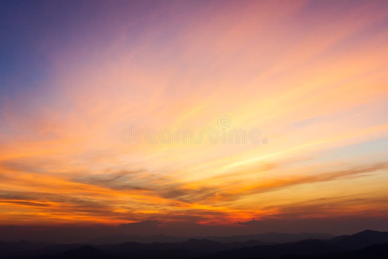 Céu dramático colorido com a nuvem no por do sol foto de stock Céu dramático colorido com a nuvem no por do sol foto de stock