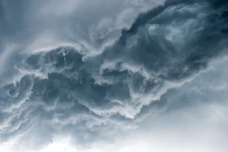 Céu dramático com nuvens de tempestade fotografia de stock royalty free