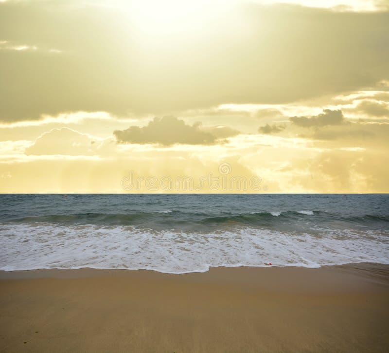 Céu e praia do oceano imagem de stock Céu e praia do oceano imagem de stock