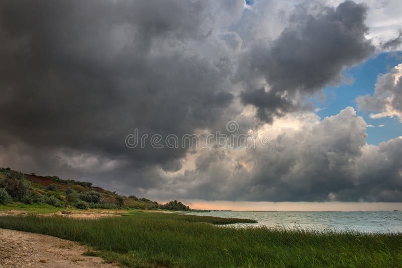 Céu escuro dramático, nuvens no nascer do sol no Mar de Azov foto de stock royalty free Céu escuro dramático, nuvens no nascer do sol no Mar de Azov foto de stock royalty free