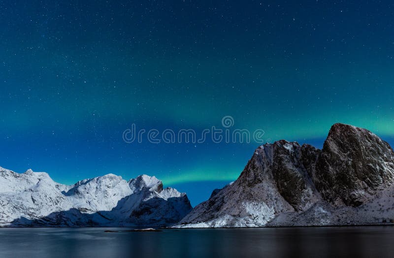 Céu estrelado com as montanhas rochosas íngremes do ofer da aurora boreal no nenhum foto de stock Céu estrelado com as montanhas rochosas íngremes do ofer da aurora boreal no nenhum foto de stock