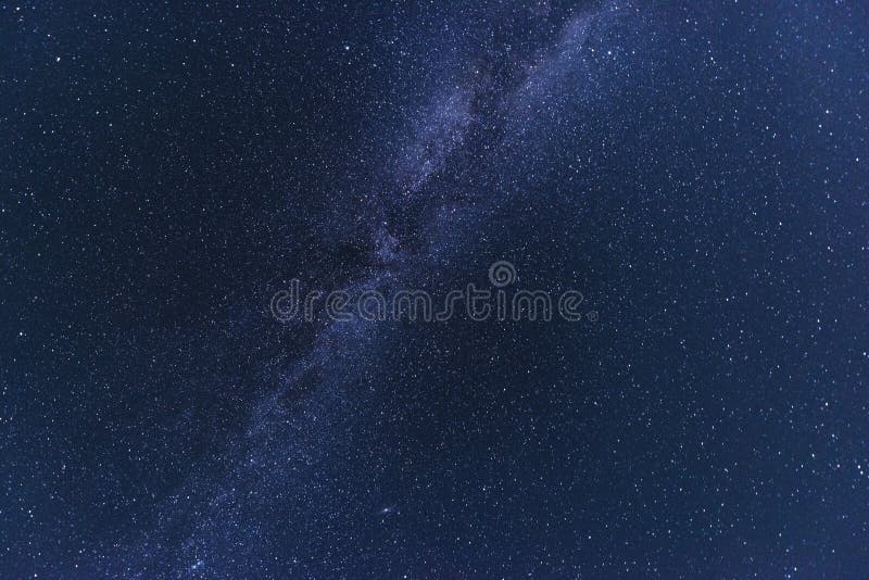 Céu estrelado da noite com lote de estrelas brilhantes e da Via Látea colorida durante o chuveiro de meteoro de Perseid foto de stock Céu estrelado da noite com lote de estrelas brilhantes e da Via Látea colorida durante o chuveiro de meteoro de Perseid foto de stock