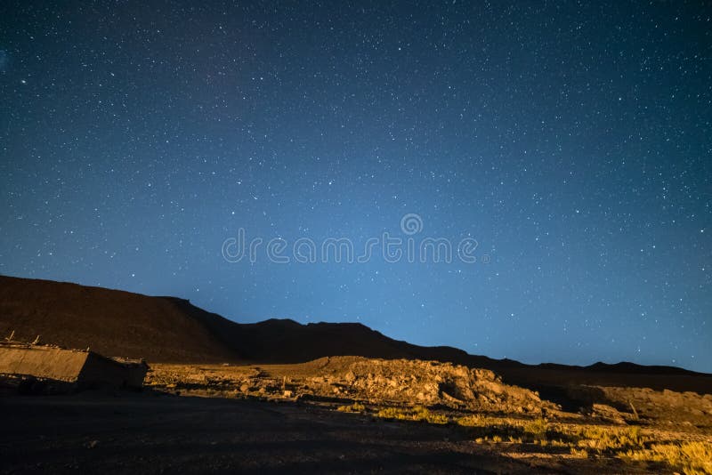 Céu estrelado proeminente na alta altitude nas montanhas estéreis dos Andes em Bolívia Campo de futebol da terra de futebol no me fotografia de stock royalty free Céu estrelado proeminente na alta altitude nas montanhas estéreis dos Andes em Bolívia Campo de futebol da terra de futebol no me fotografia de stock royalty free
