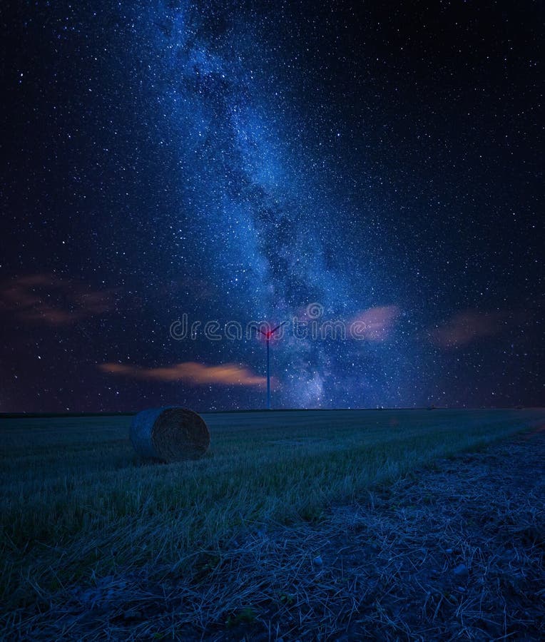Céu estrelado sobre o campo de restolho, paisagem das belas artes imagem de stock Céu estrelado sobre o campo de restolho, paisagem das belas artes imagem de stock