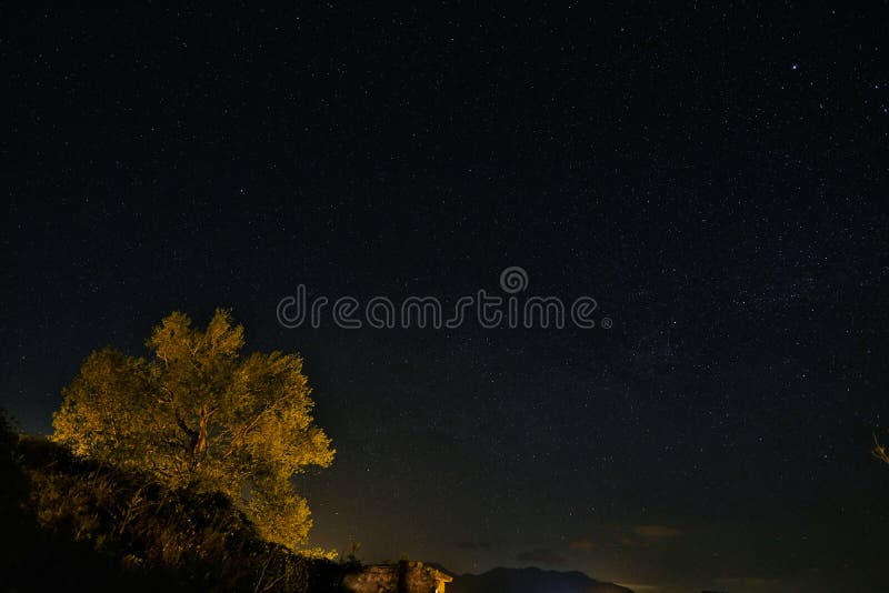Céu nebuloso da noite completamente das estrelas, estrelas do céu noturno da rotação do earh fotografia de stock royalty free Céu nebuloso da noite completamente das estrelas, estrelas do céu noturno da rotação do earh fotografia de stock royalty free