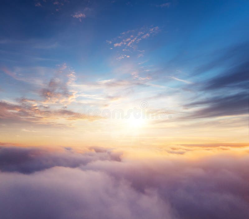 Céu nebuloso do nascer do sol bonito da vista aérea imagem de stock Céu nebuloso do nascer do sol bonito da vista aérea imagem de stock