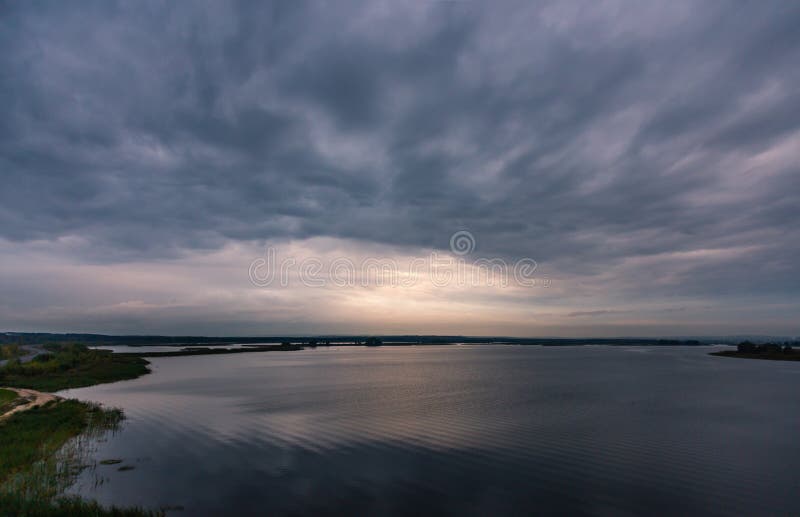 Céu nebuloso tormentoso no por do sol sobre o rio Volga