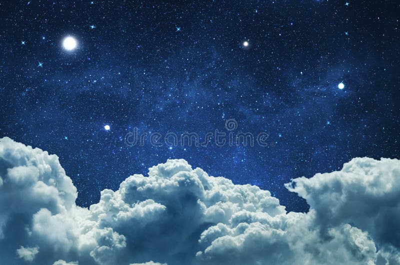 Céu noturno com nuvens e estrelas