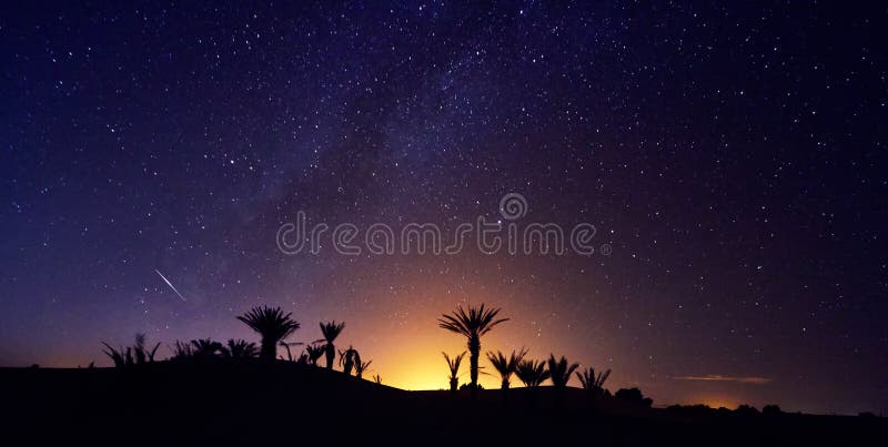 Céu noturno estrelado do deserto de Marrocos Sahara sobre os oásis Travellin foto de stock royalty free Céu noturno estrelado do deserto de Marrocos Sahara sobre os oásis Travellin foto de stock royalty free
